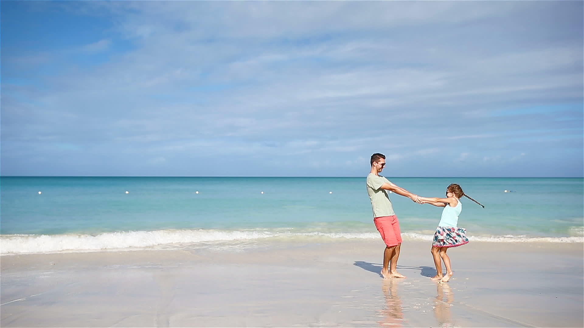 在白色沙滩上玩得开心的家人在卡比巴海岸享受节日视频的预览图
