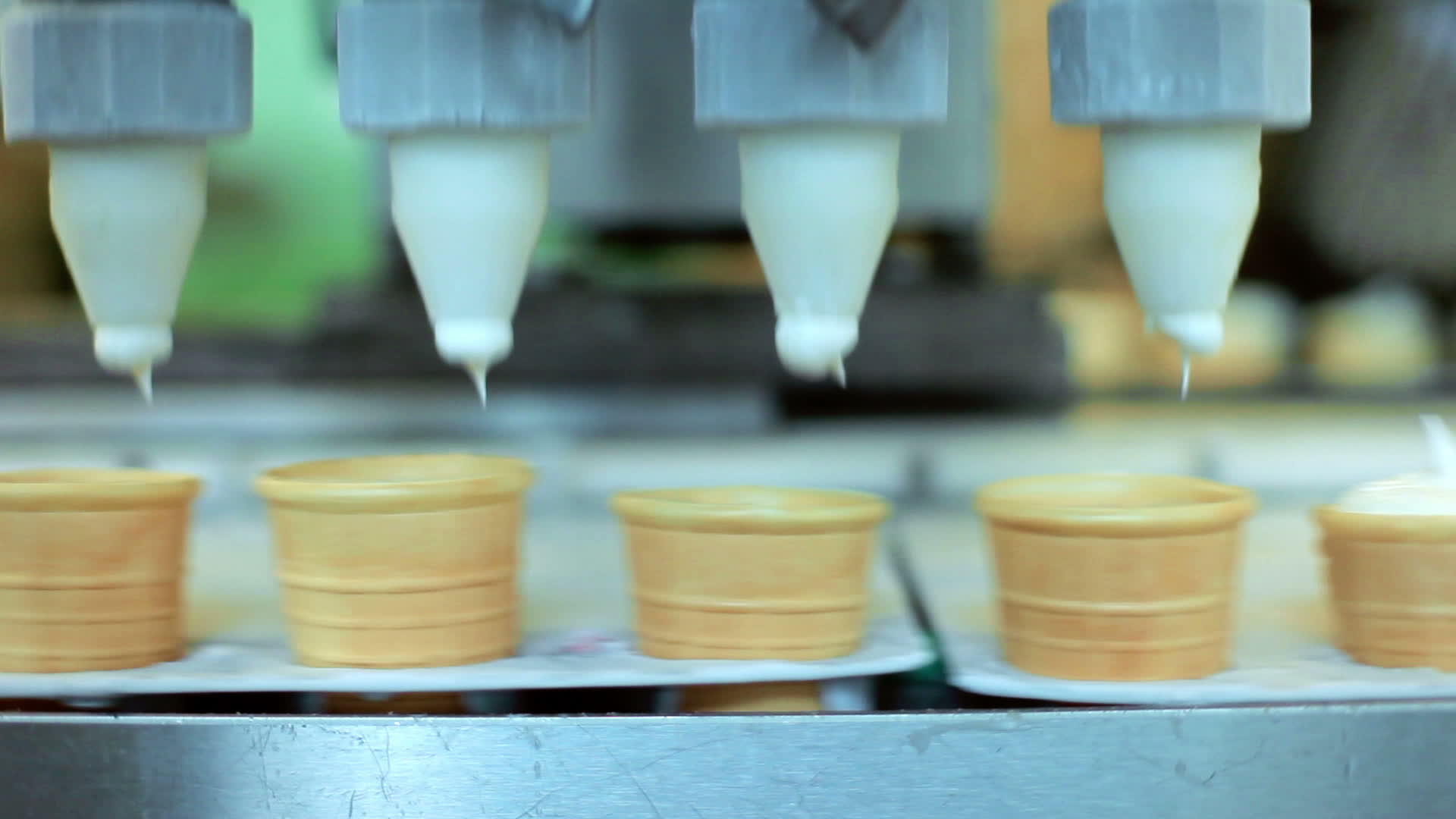 冰淇淋食品厂自动化生产线倒入华夫饼干筒视频的预览图