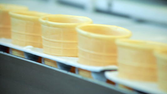 生产线上的空华夫饼锥壳食品厂传送带食品视频的预览图