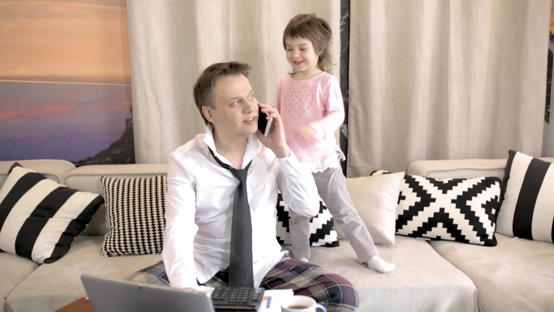 女儿中断了父亲的生意电话视频的预览图