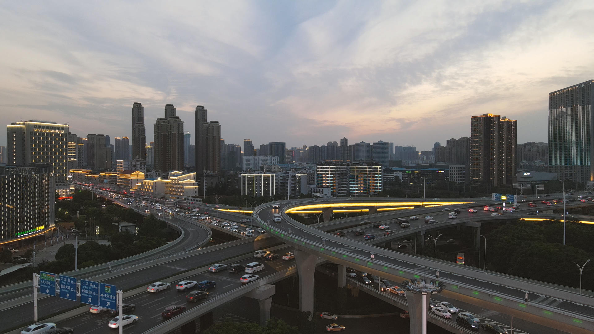 航拍城市立体交通道路车流4k素材视频的预览图
