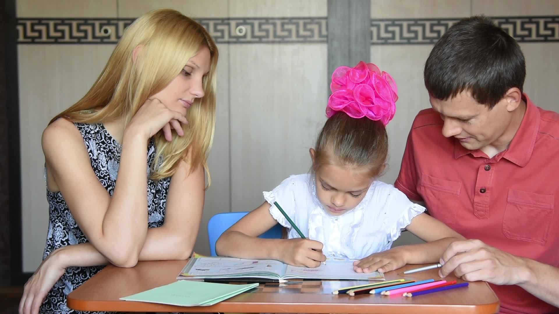 父母和她的女儿女学生一起上课视频的预览图