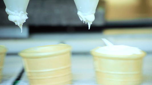 自动生产线关闭工厂华夫饼杯冰淇淋视频的预览图