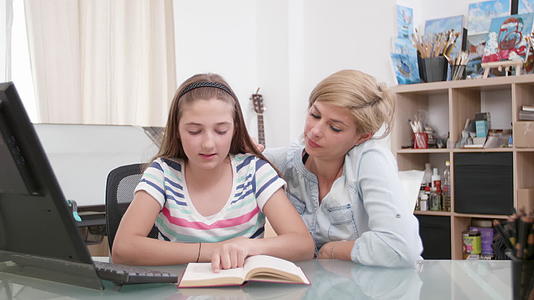 爱的母亲和她的女孩一起读了一本书视频的预览图