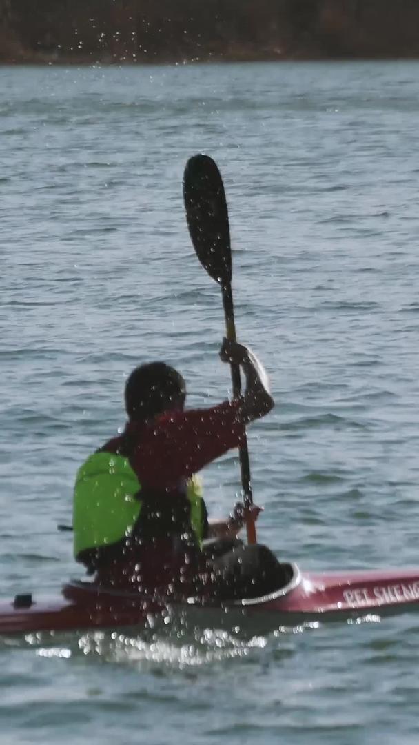 运动水上皮划艇视频的预览图