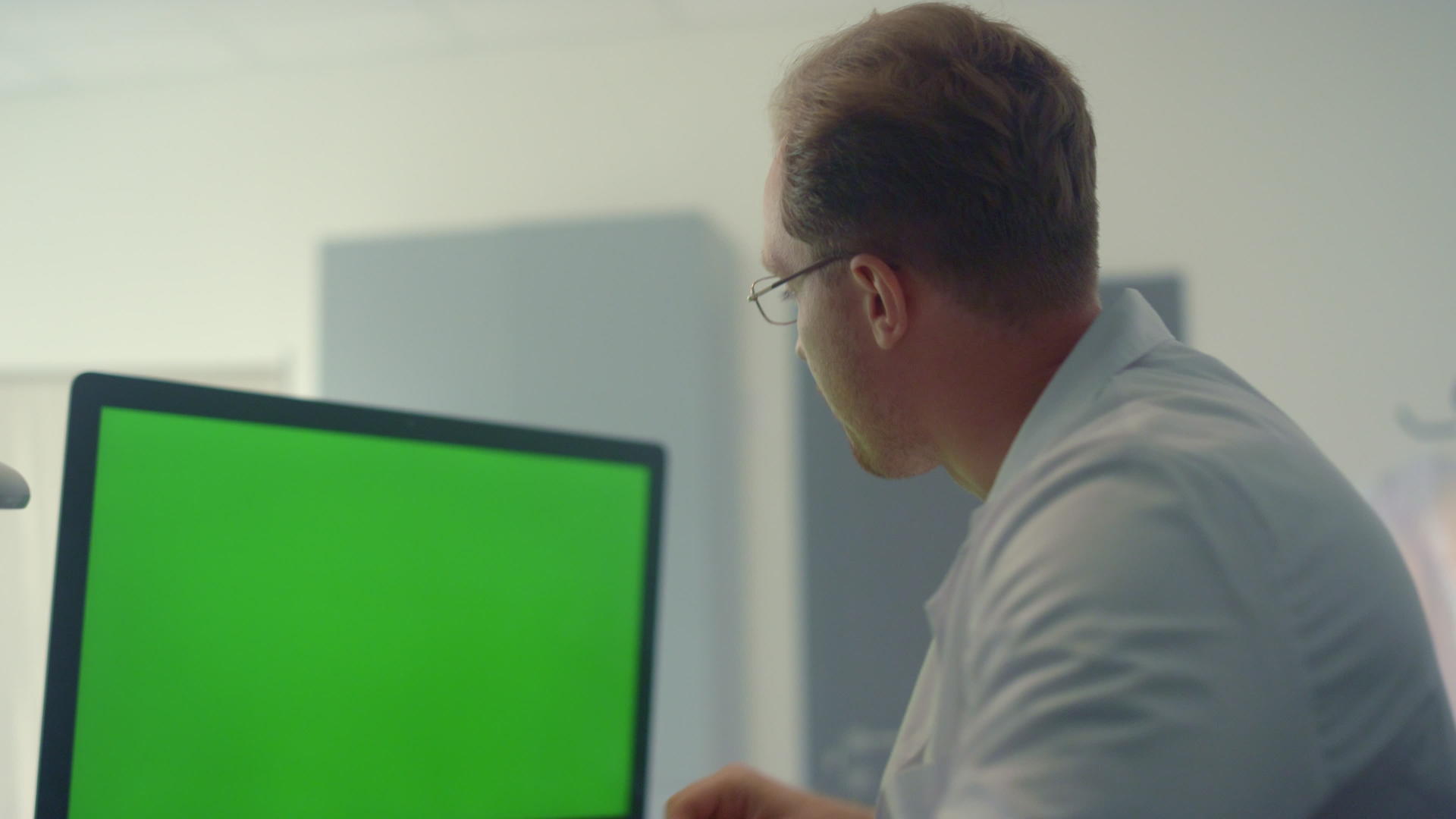 医生通过绿屏计算机检查患者的肺部X射线特写视频的预览图