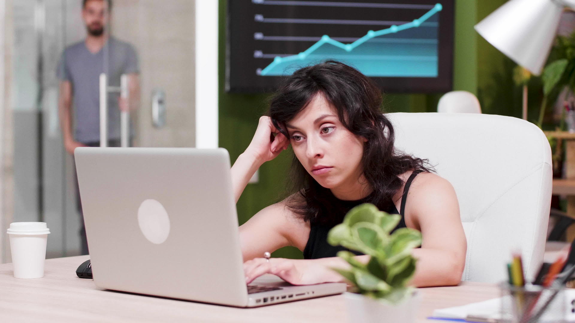 忙于工作的妇女在电脑上打哈欠和工作视频的预览图