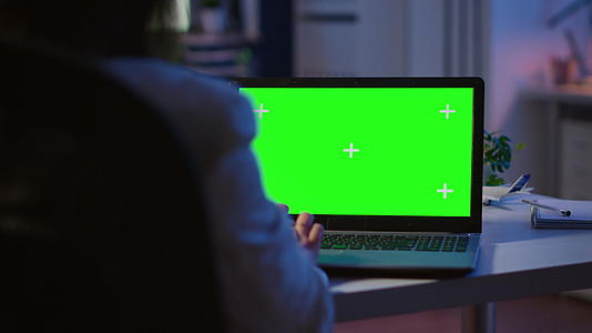 关闭自由职业者在笔记本电脑上打字加绿色屏幕视频的预览图
