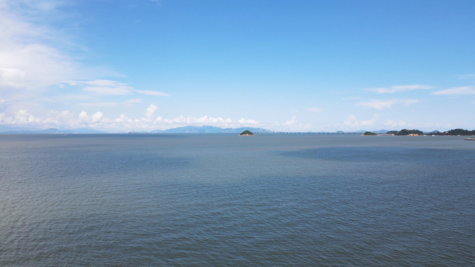 航拍自然世界蓝色大海天空风景4k旅游素材视频的预览图