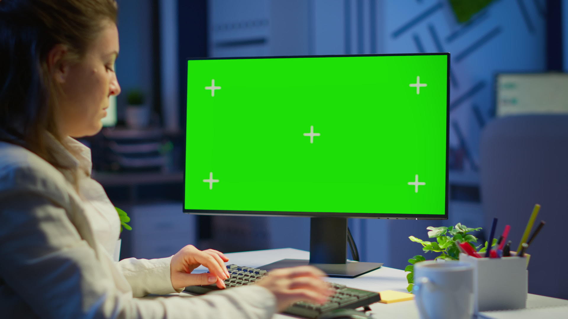自由职业者在绿屏显示前工作视频的预览图
