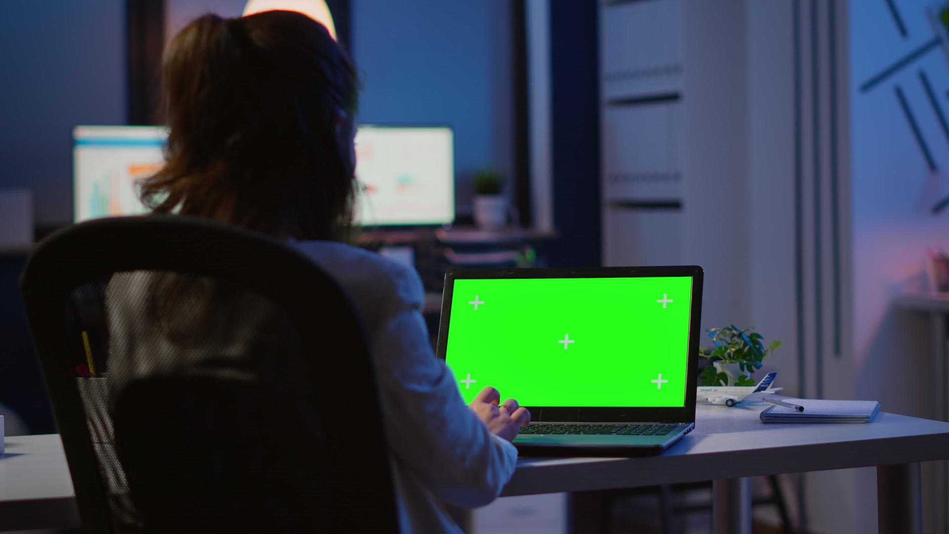 商业女性看后视线的绿色屏幕笔记本电脑视频的预览图