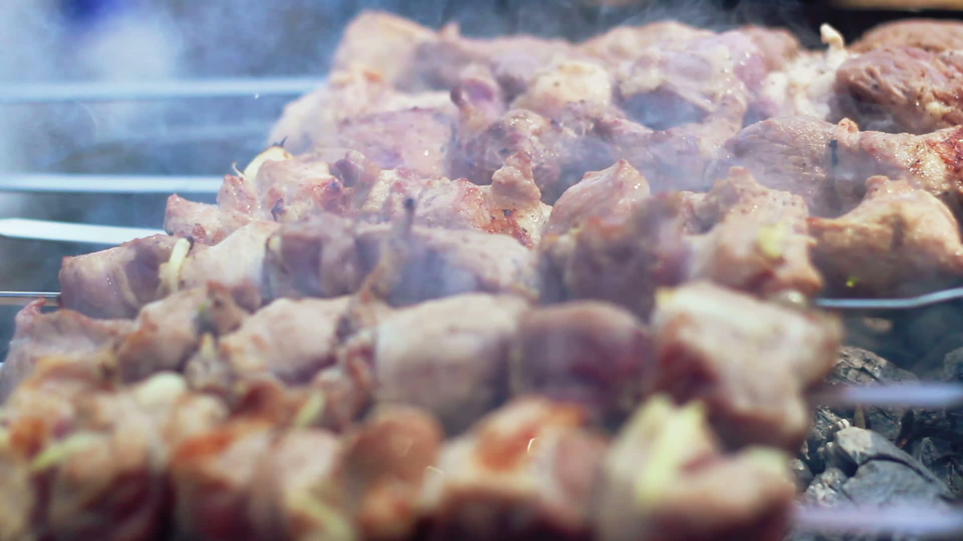 用木炭烤肉串烤羊肉串特写镜头视频的预览图