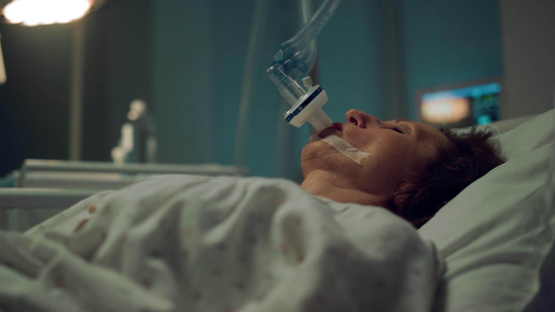 医院特写镜头中的患者呼吸氧气面罩视频的预览图