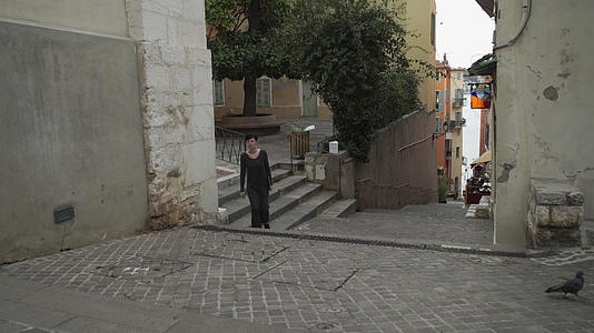 女人们在狭窄的街道上走着笔记本电脑视频的预览图