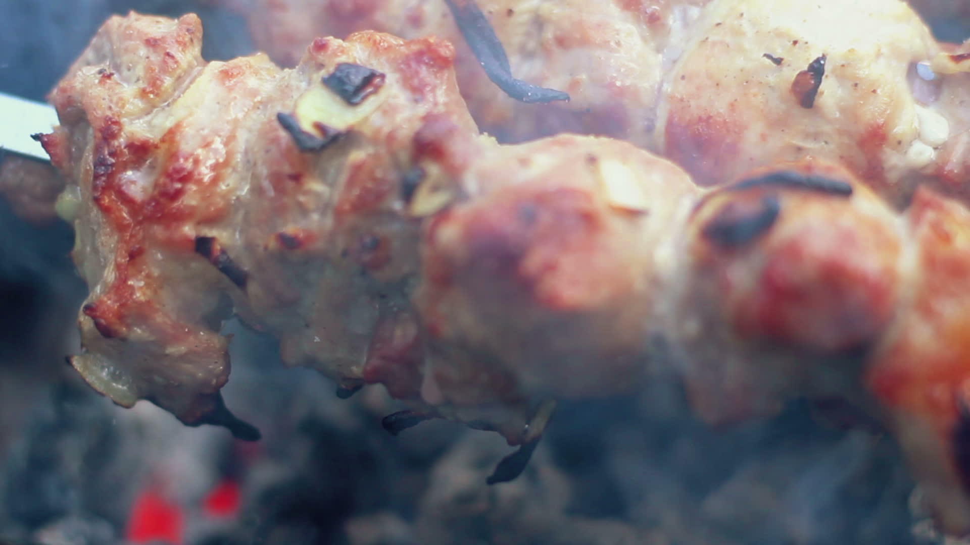 用木炭烤肉烤肉的曼加尔烤猪肉特写镜头视频的预览图