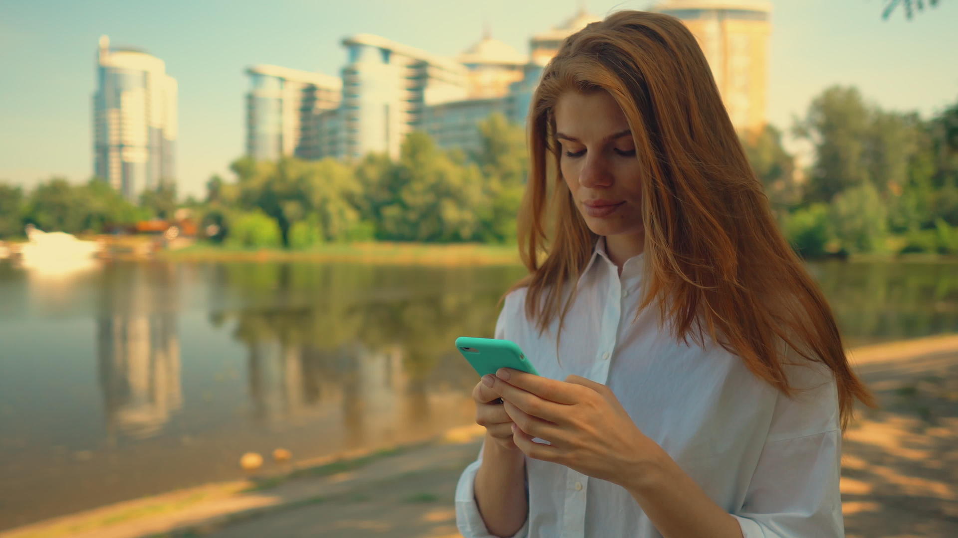 女步时使用智能手机的女商人视频的预览图