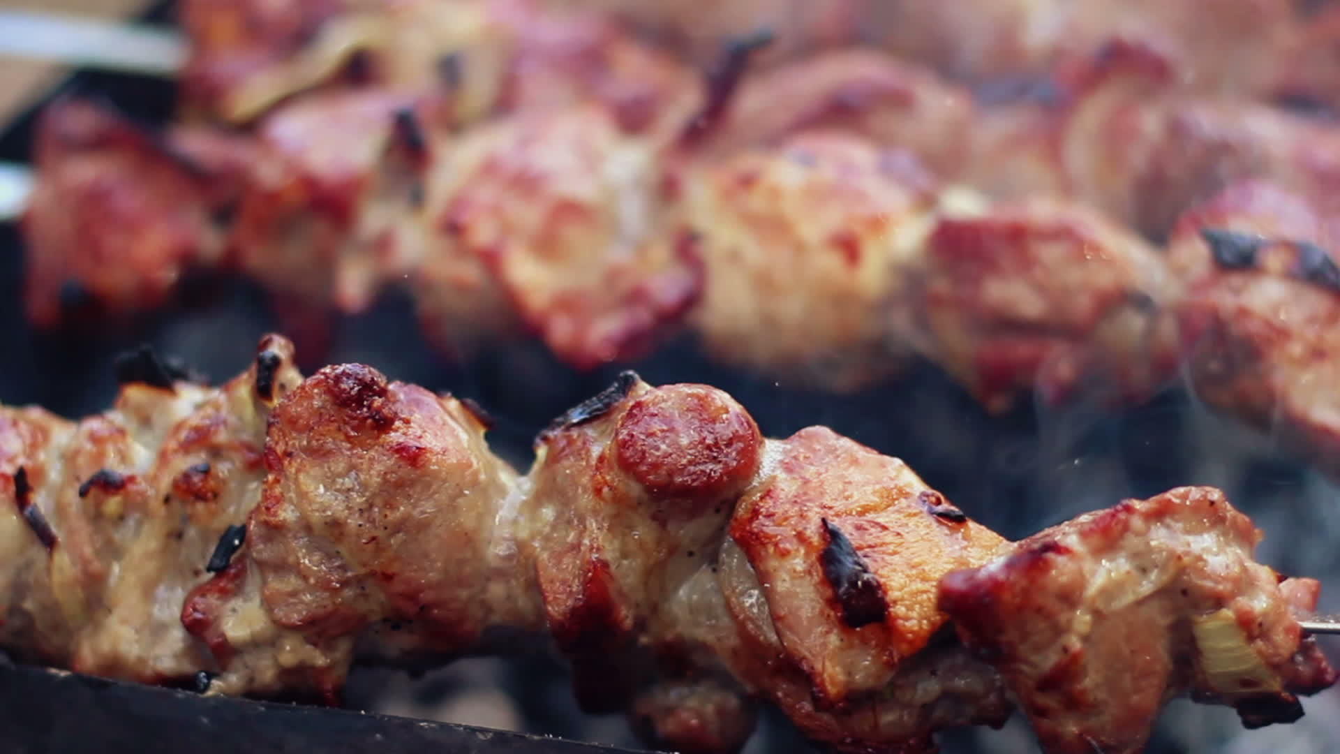 BBQ烧柴烧肉视频的预览图