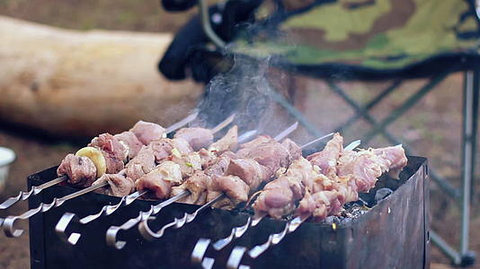 在芒果上烤生肉用金属串煮熟的肉片视频的预览图