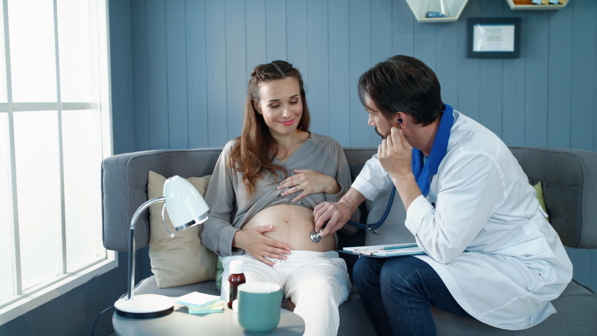 孕妇来医院做产检视频的预览图