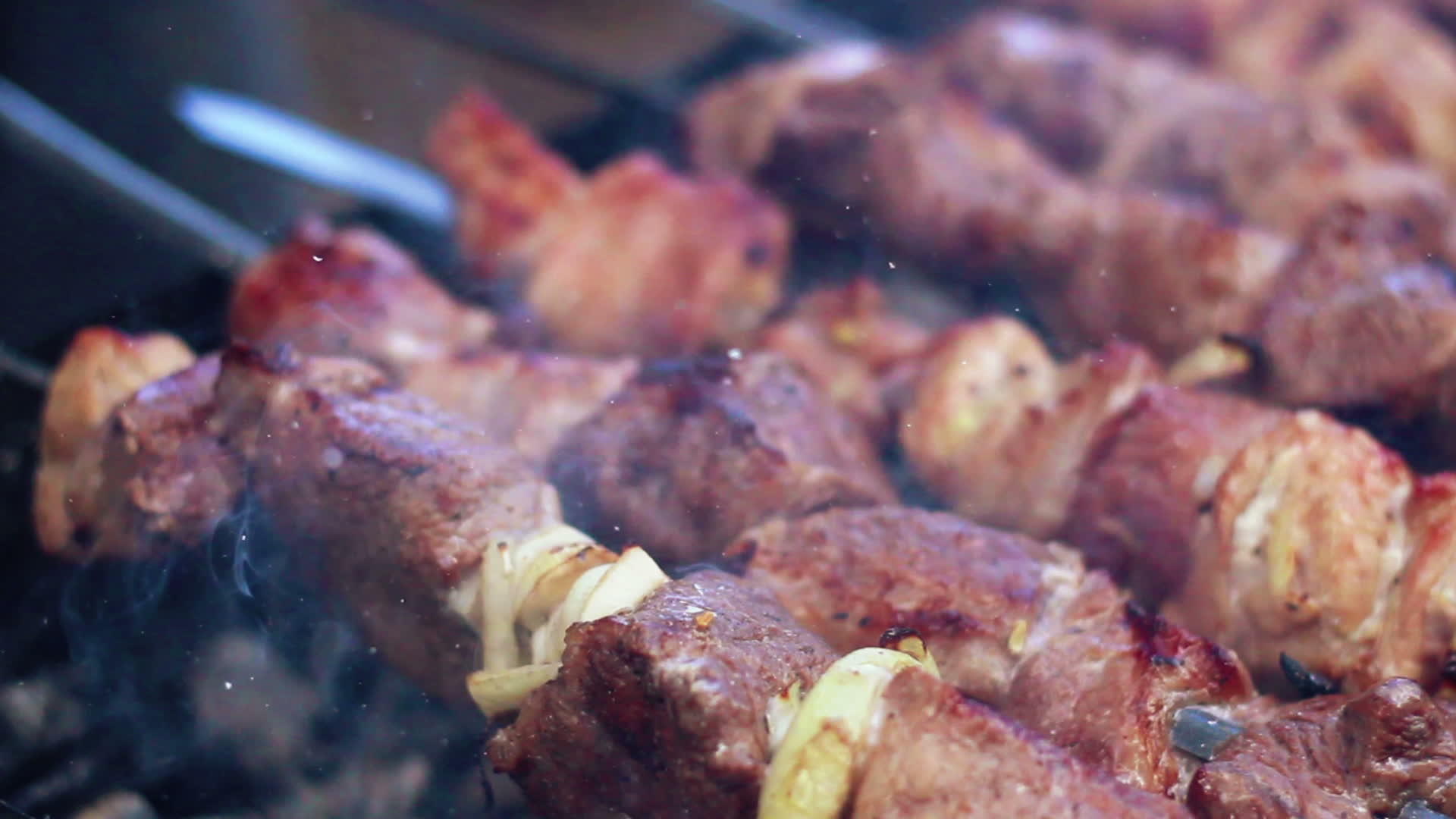 用叉子烤肉串用热木炭煮羊肉视频的预览图