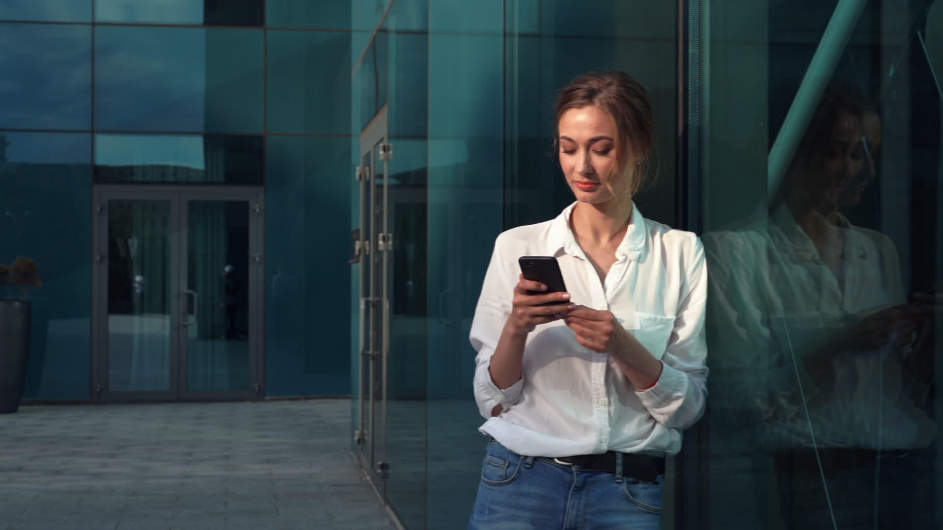 成功的女商人站在公司大楼外沉思视频的预览图
