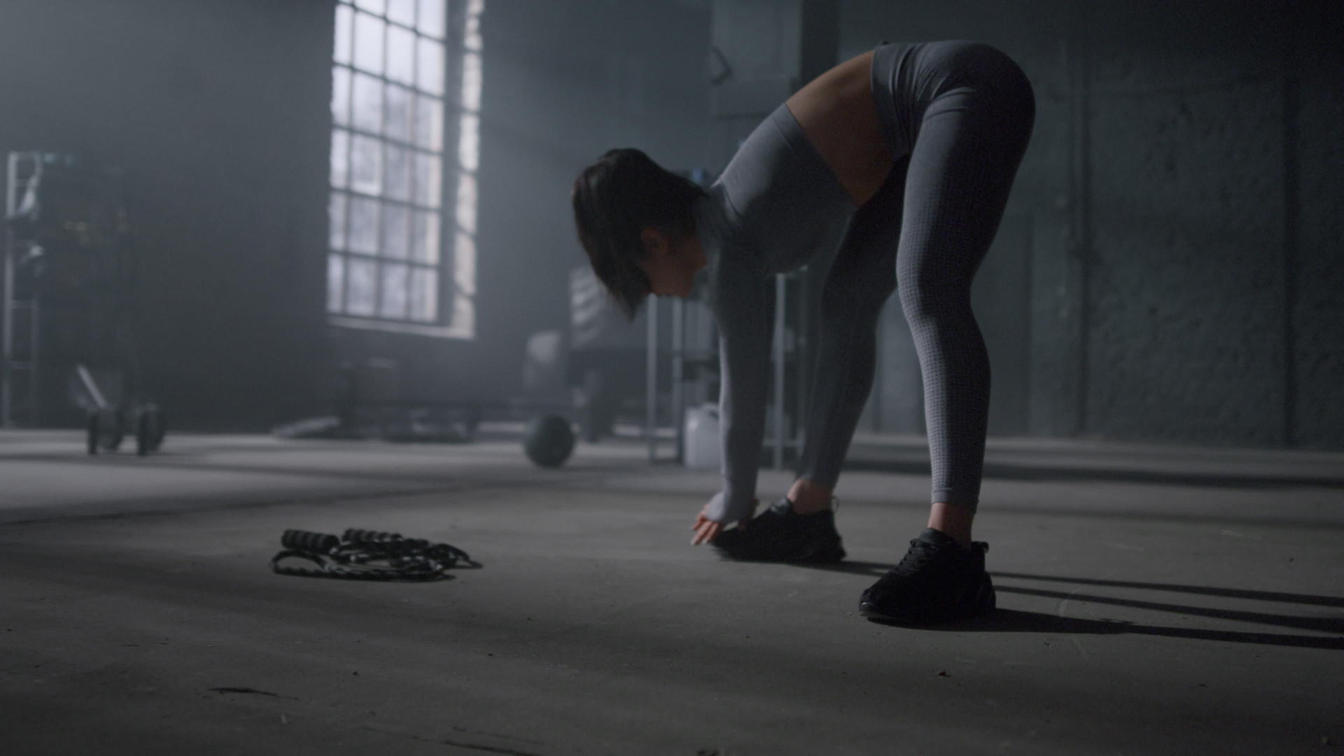 健身女性在健身训练前做前弯伸腿热身视频的预览图