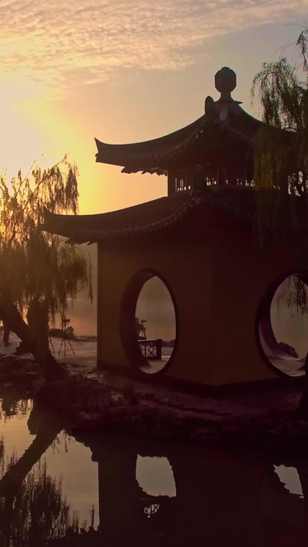 黄昏时分扬州瘦西湖湖中亭视频的预览图