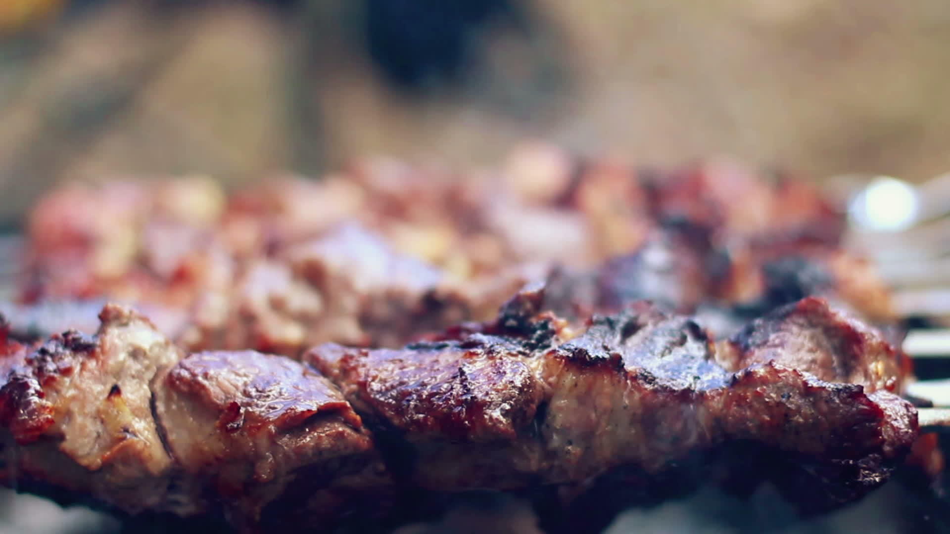 用叉子烤肉特写镜头煮烤肉串烧烤派对的食物视频的预览图