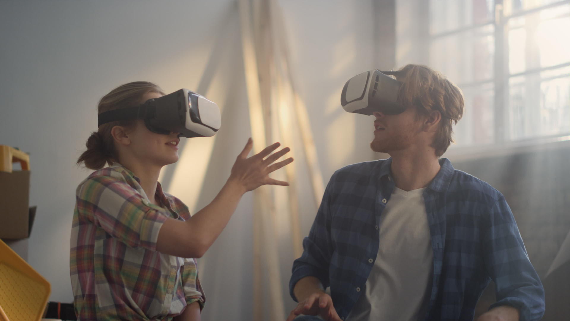 专注的夫妻在vr眼镜正在查看家居装修的虚拟效果视频的预览图