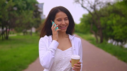女人在跑步时通过电话聊天视频的预览图