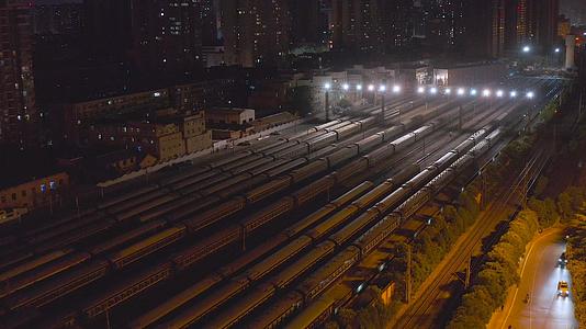 货运火车站夜景4K航拍视频的预览图