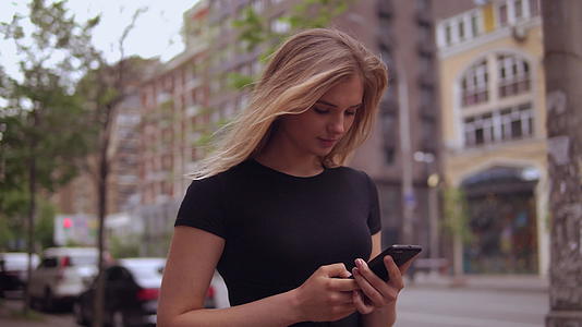 成功的女性在智能电话中发送短信信息视频的预览图