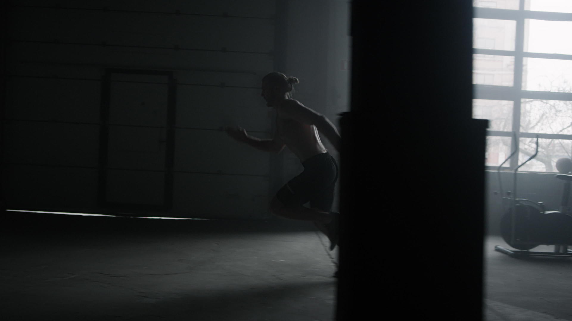 赤膊男子在健身房慢跑视频的预览图