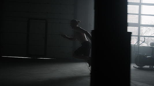赤膊男子在健身房慢跑视频的预览图