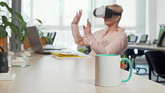 办公室使用3D女企业主和女企业家的虚拟现实眼视频的预览图