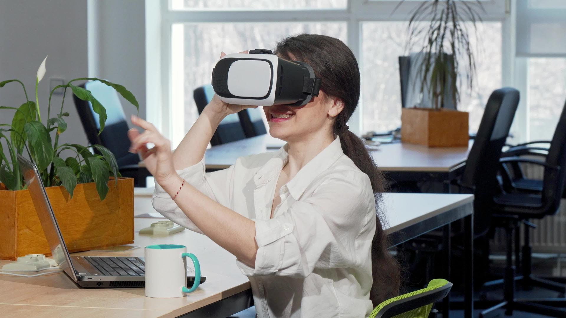 使用3D女商人的虚拟现实头盔视频的预览图