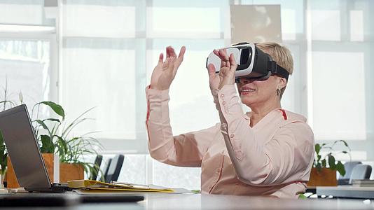 在工作场所尝试3D成熟的商业女性企业主导的虚拟现实眼镜视频的预览图