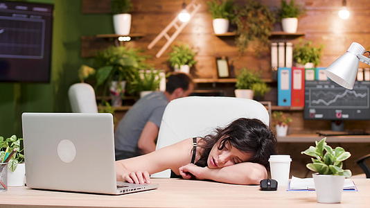 女人睡在工作场所同事工作视频的预览图