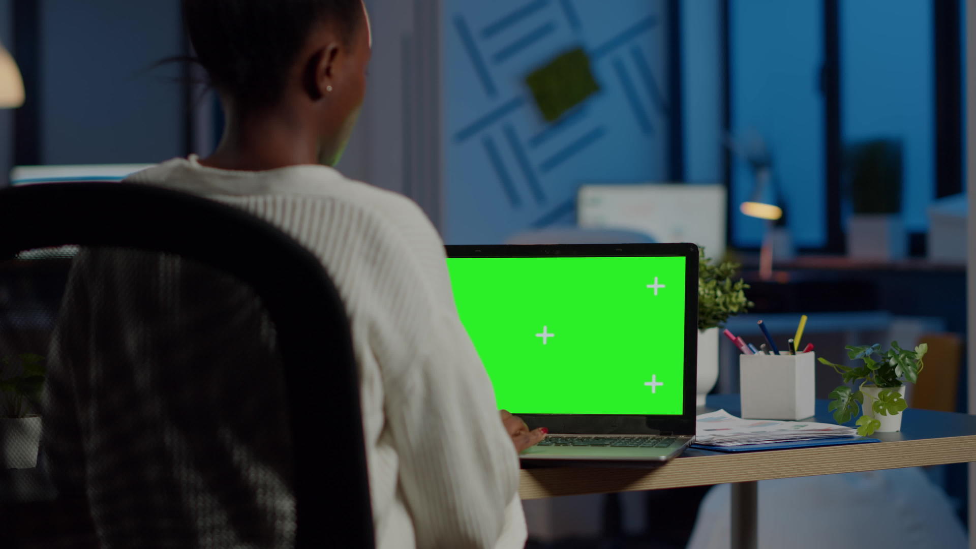 非洲女商人用绿色屏幕看笔记本电脑视频的预览图