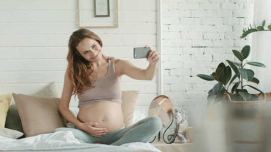 孕妈在家用手机自拍视频的预览图
