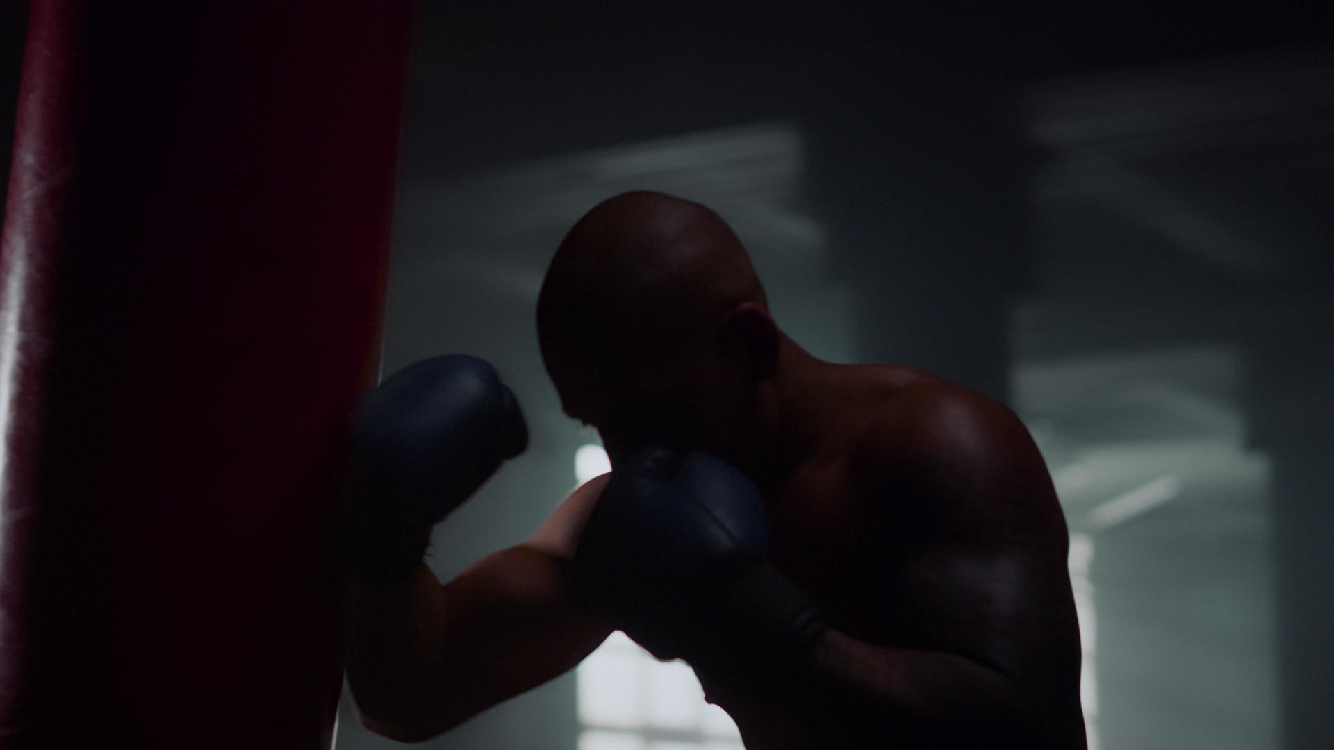 运动员在体育俱乐部训练拳击视频的预览图