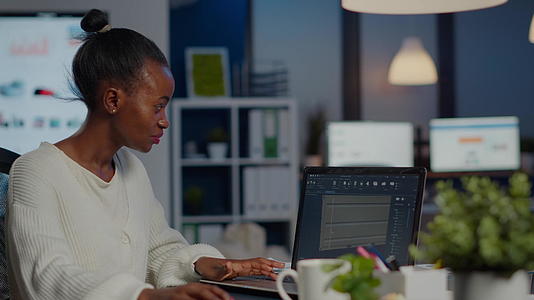 黑人女性工程师设计师研究笔记本电脑分析项目视频的预览图