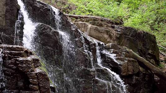 山林中的石瀑落基山瀑视频的预览图