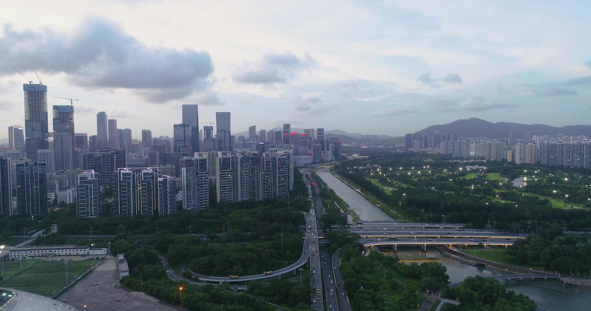 深圳湾道路交通航拍4K视频的预览图
