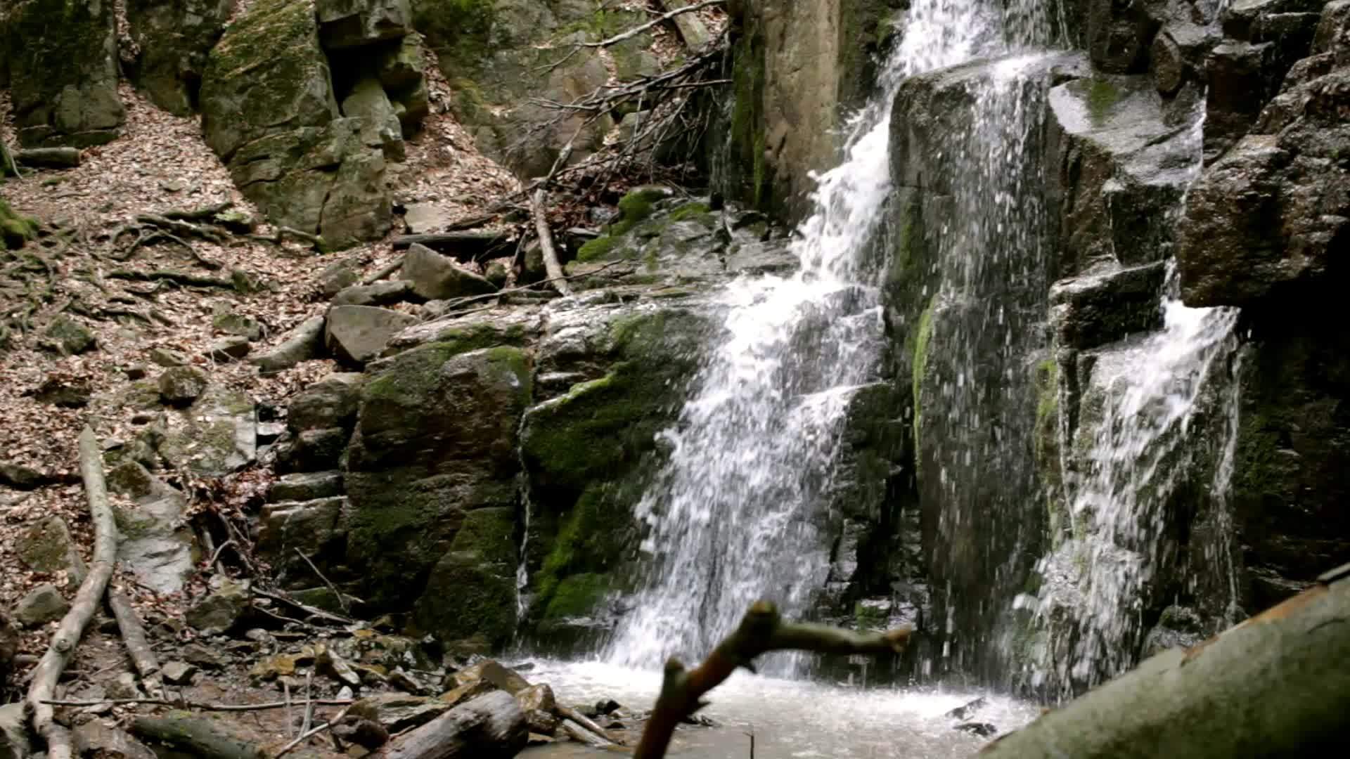 野山瀑布景观视频的预览图