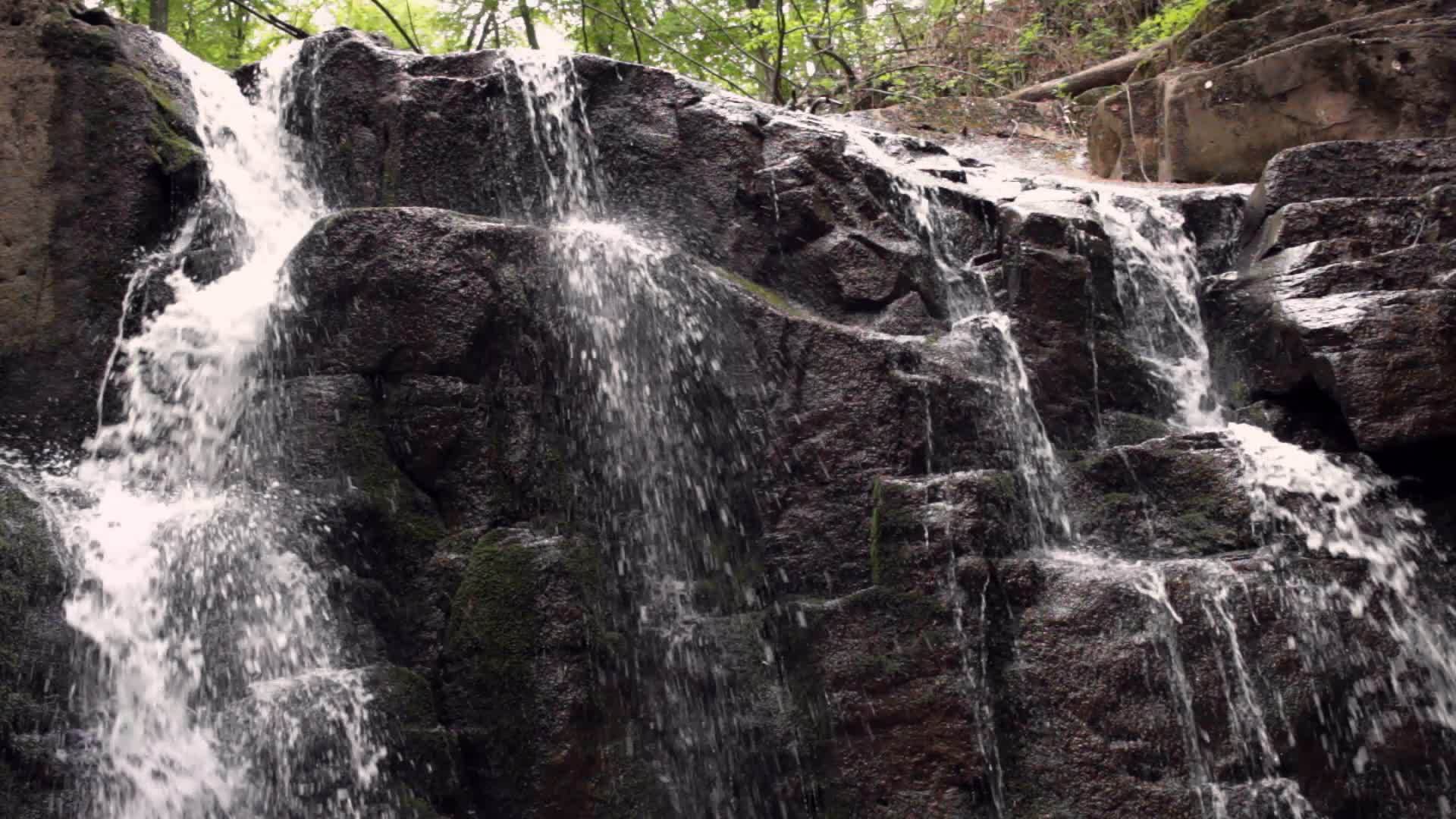在自然公园的岩石路上流水视频的预览图