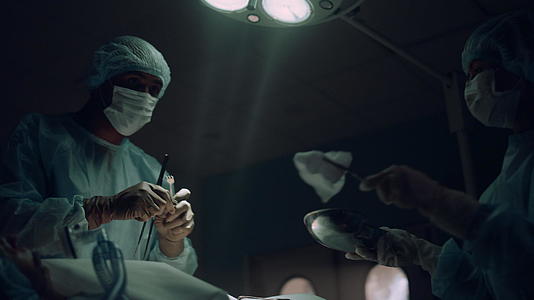 严肃的外科医生在病房接受手术视频的预览图