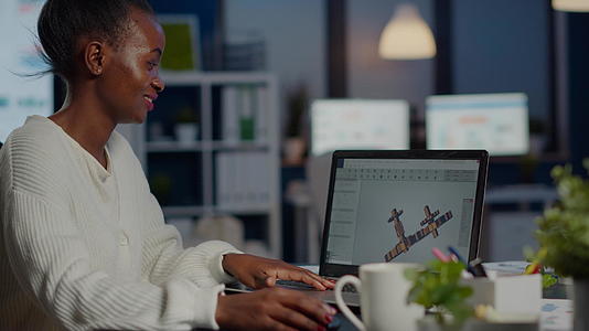 从事现代笔记本电脑cad黑人女性建筑师视频的预览图
