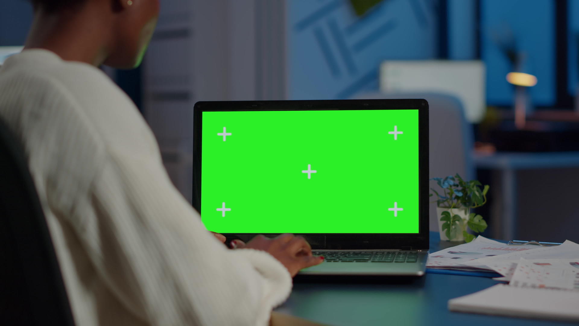 使用绿色屏幕显示的笔记本电脑搜索黑色自由职业者视频的预览图