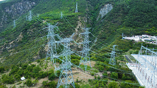 4K航拍中国西部山区基建电力设施视频的预览图